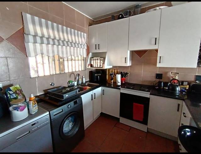 3 BEDROOM TOWNHOUSE FOR SALE IN SUNNYROCK